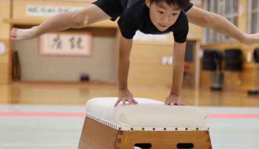 外から内へ